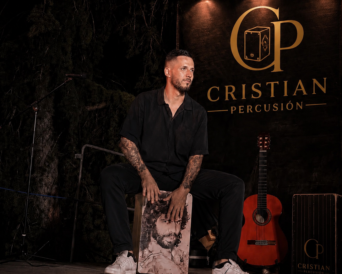 Cristian tocando el cajón